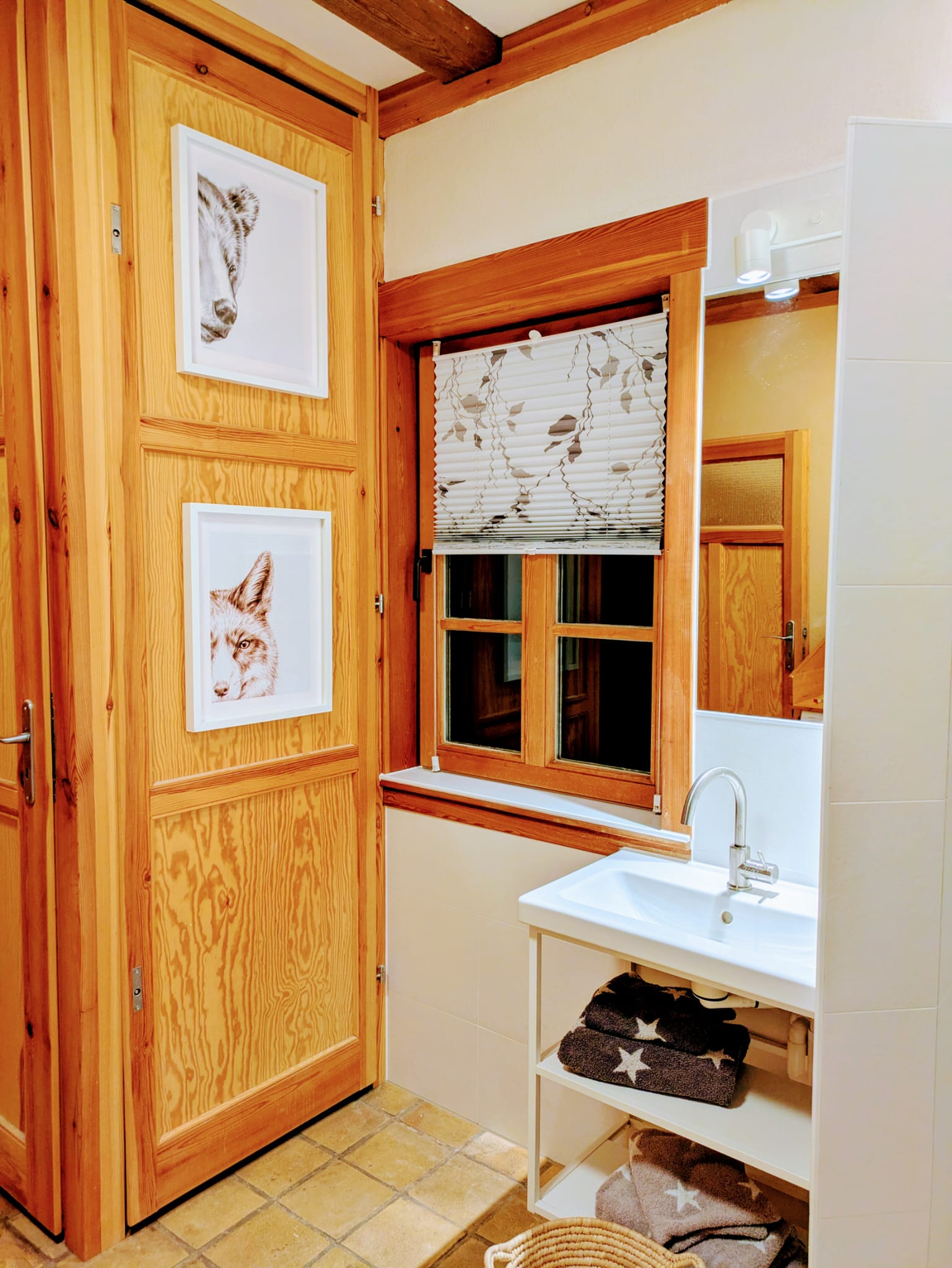 Großes Duschbad in der unteren Etage mit Waschmaschine und Trockner. Eine schöne ebenerdige Dusche zeichnet dieses Bad aus. IMG-20260307-WA0009.jpg