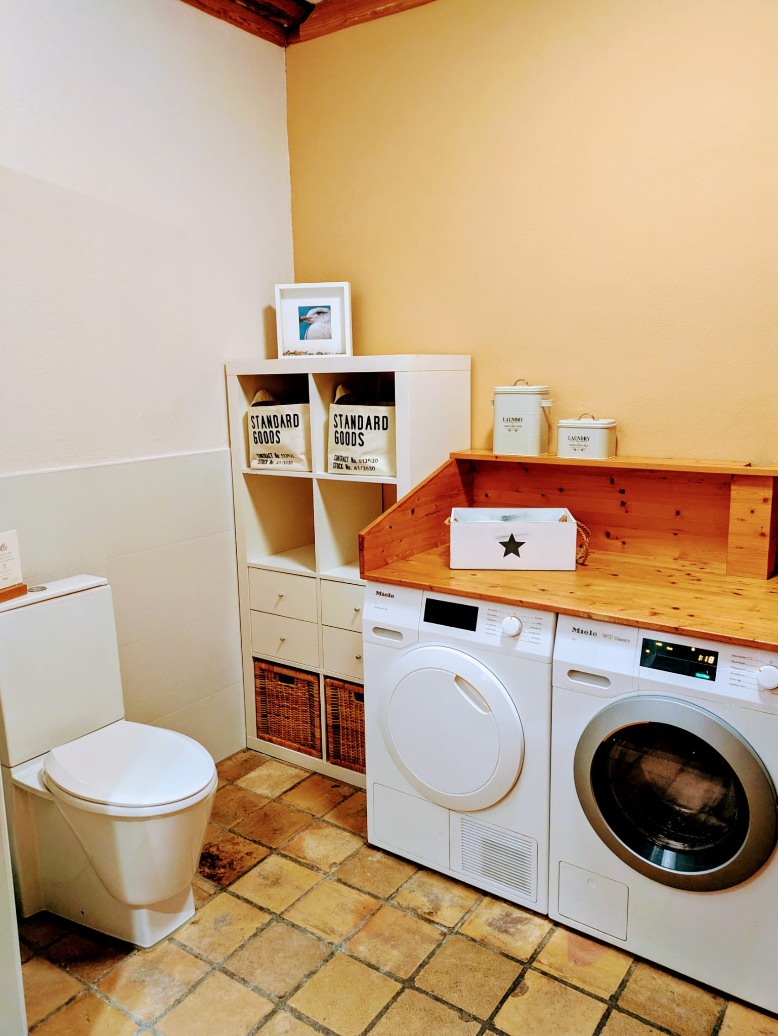 Großes Duschbad mit ebenerdiger Dusche, WC, Waschbecken und viel Platz. Außerdem stehen ihnen Trockner und Waschmaschine zur Verfügung. IMG-20260307-WA0011.jpg