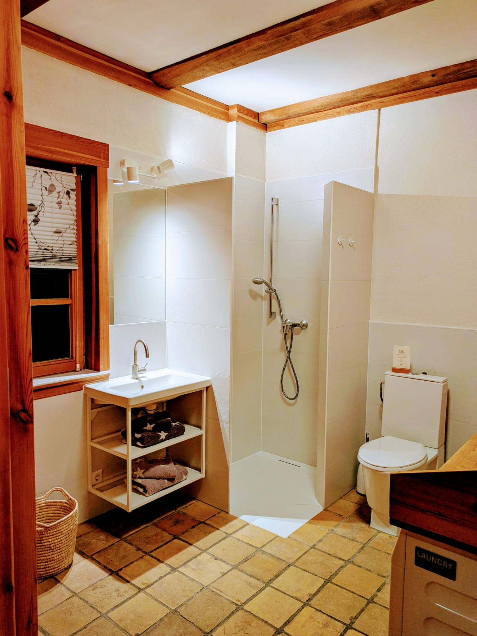 Großes Duschbad mit ebenerdiger Dusche, WC, Waschbecken und viel Platz. Außerdem stehen ihnen Trockner und Waschmaschine zur Verfügung. IMG-20260307-WA0012.jpg