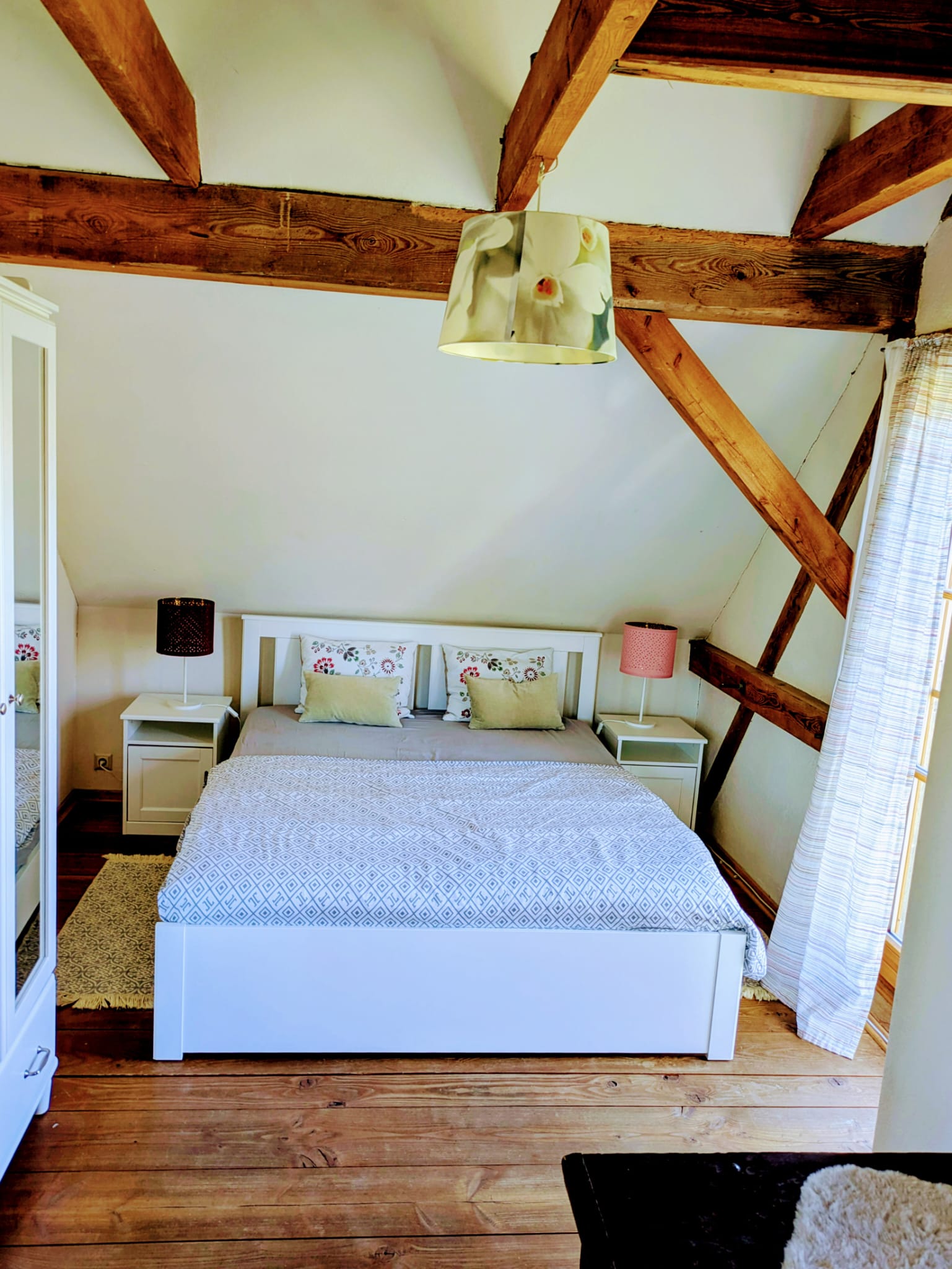 Extra großer Wohn- Schlafbereich in der oberen Etage mit TV, Sofalandschaft, großem Doppelbett und vielen Details. IMG-20260308-WA0022.jpg
