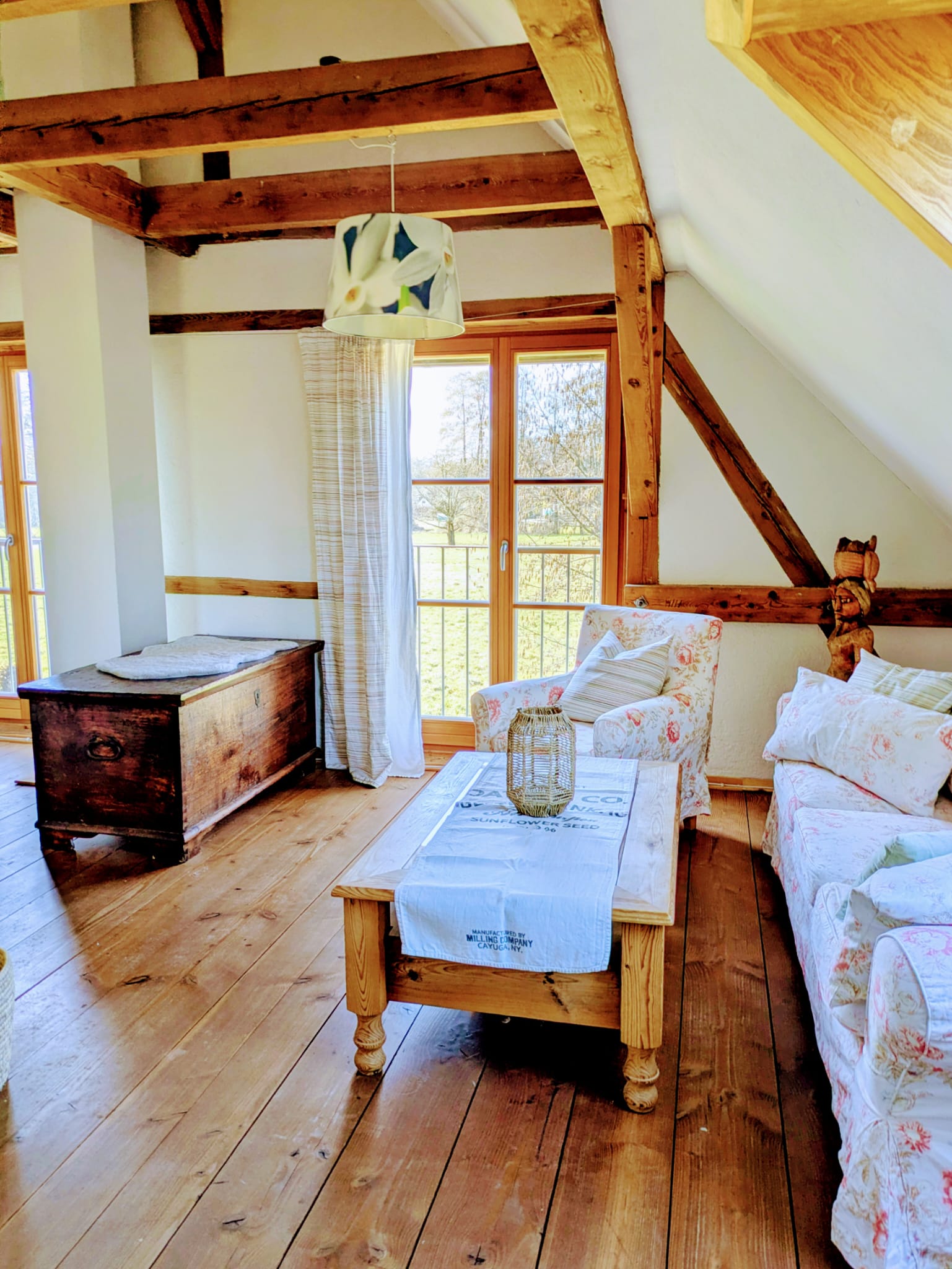 Extra großer Wohn- Schlafbereich in der oberen Etage mit TV, Sofalandschaft, großem Doppelbett und vielen Details. IMG-20260308-WA0023.jpg
