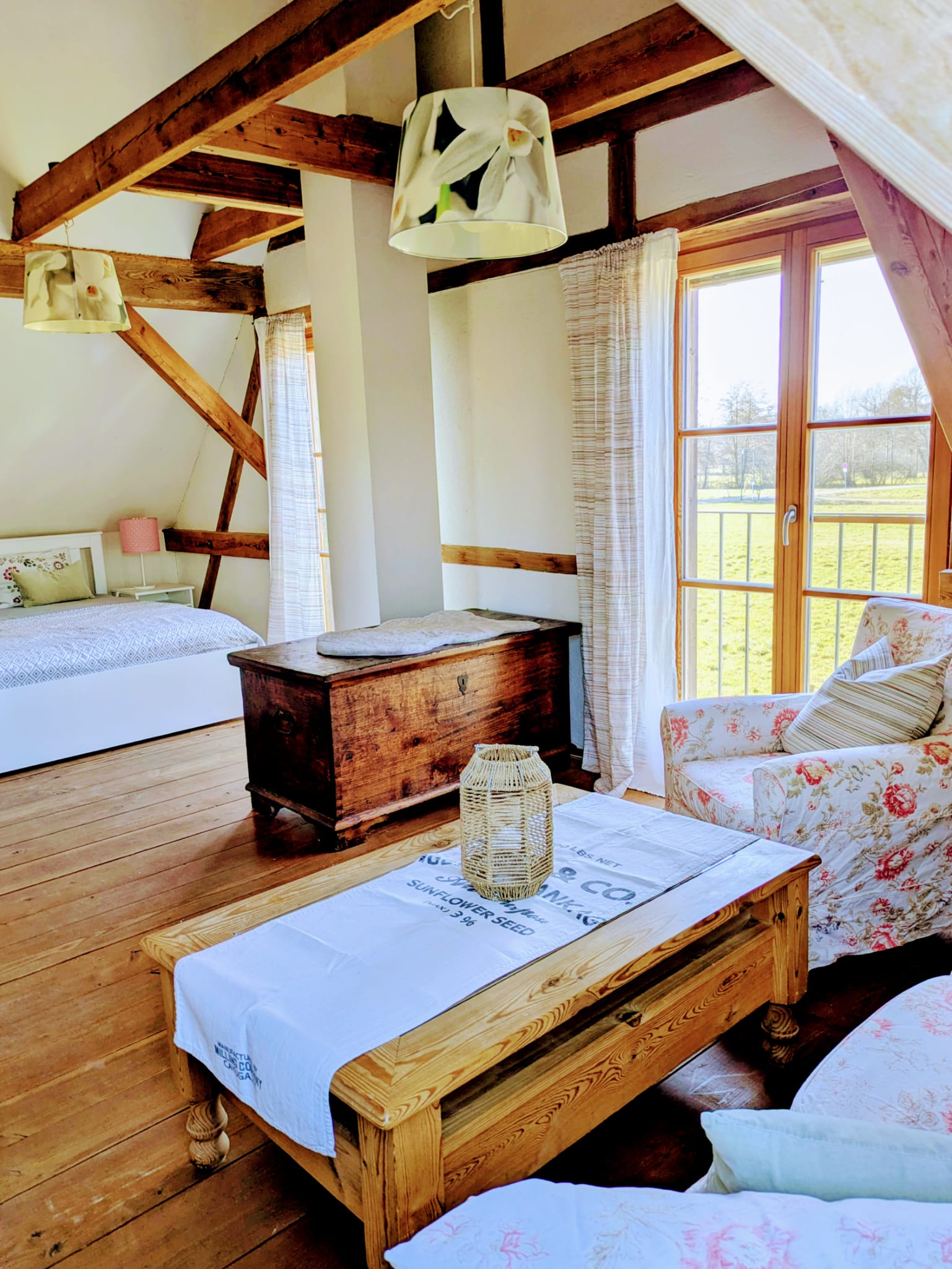 Extra großer Wohn- Schlafbereich in der oberen Etage mit TV, Sofalandschaft, großem Doppelbett und vielen Details. IMG-20260308-WA0024.jpg