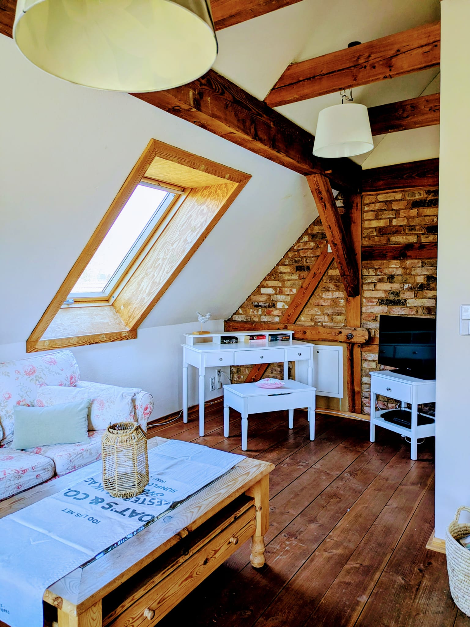 Extra großer Wohn- Schlafbereich in der oberen Etage mit TV, Sofalandschaft, großem Doppelbett und vielen Details. IMG-20260308-WA0026.jpg