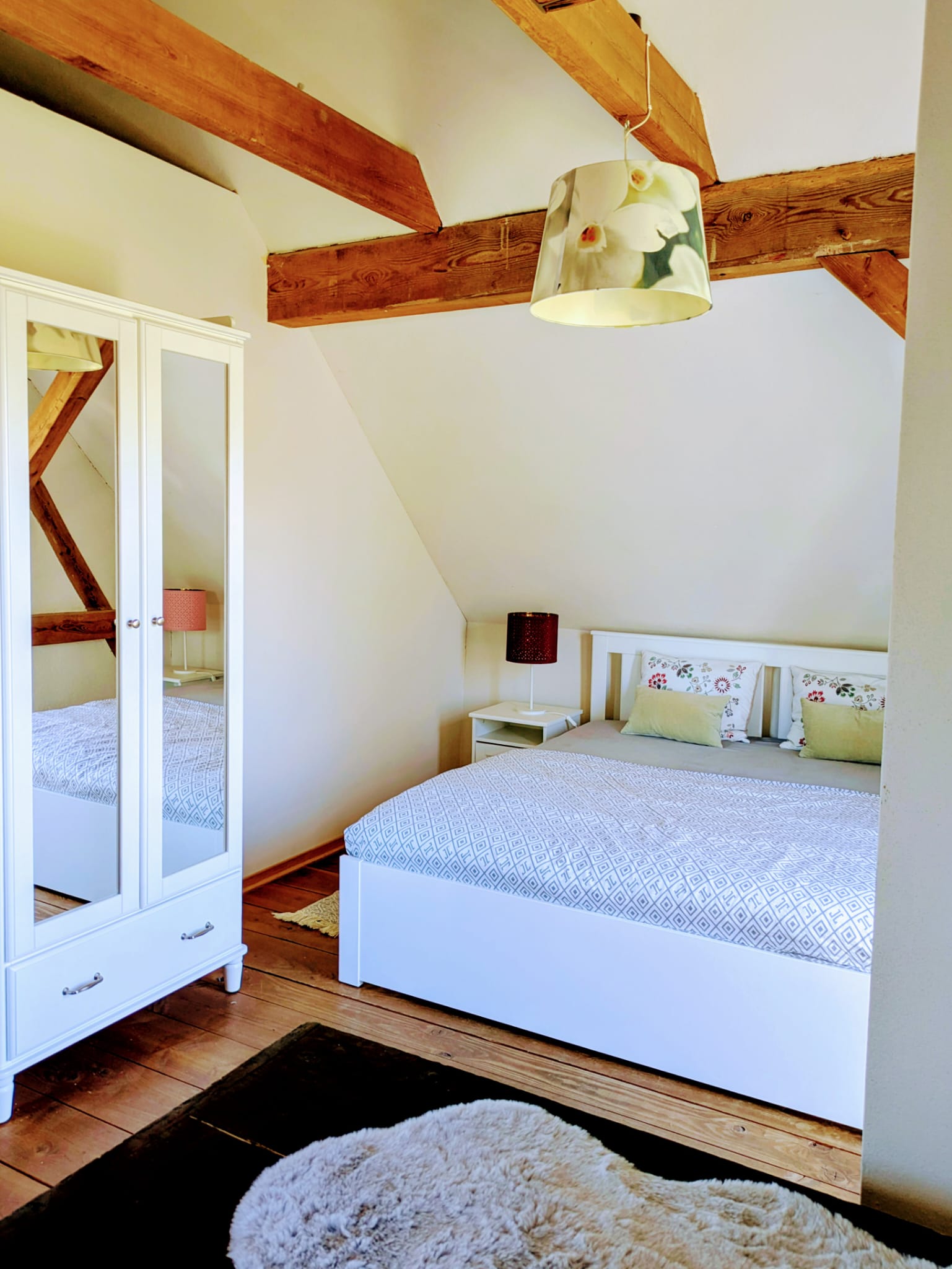 Extra großer Wohn- Schlafbereich in der oberen Etage mit TV, Sofalandschaft, großem Doppelbett und vielen Details. IMG-20260308-WA0028.jpg