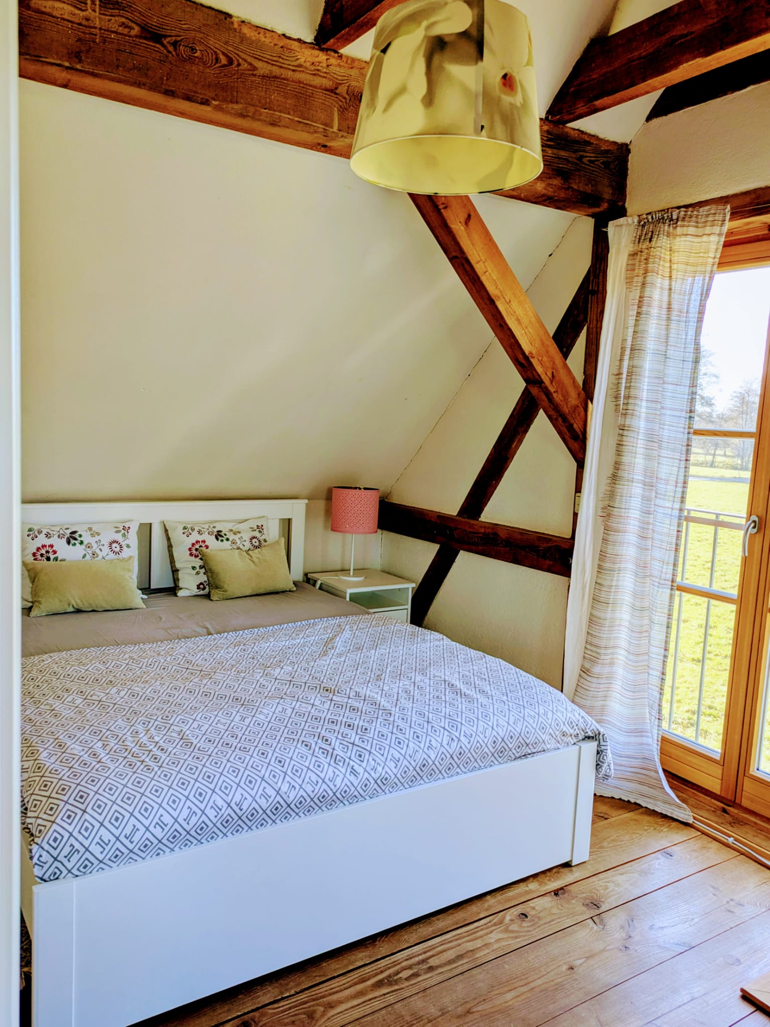 Extra großer Wohn- Schlafbereich in der oberen Etage mit TV, Sofalandschaft, großem Doppelbett und vielen Details. IMG-20260308-WA0029.jpg