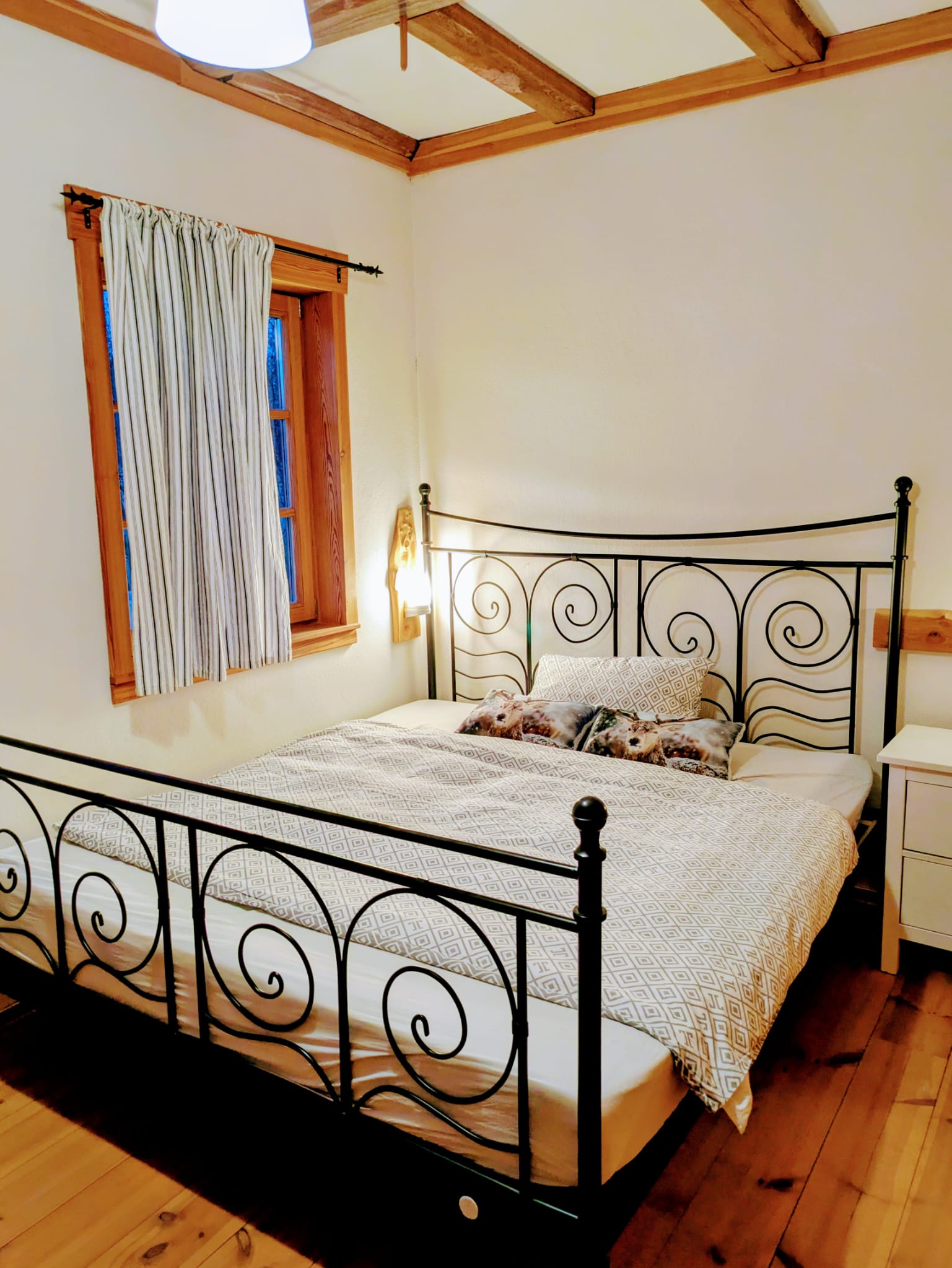 Großes Schlafzimmer mit Doppelbett in der unteren Etage IMG-20260308-WA0034.jpg