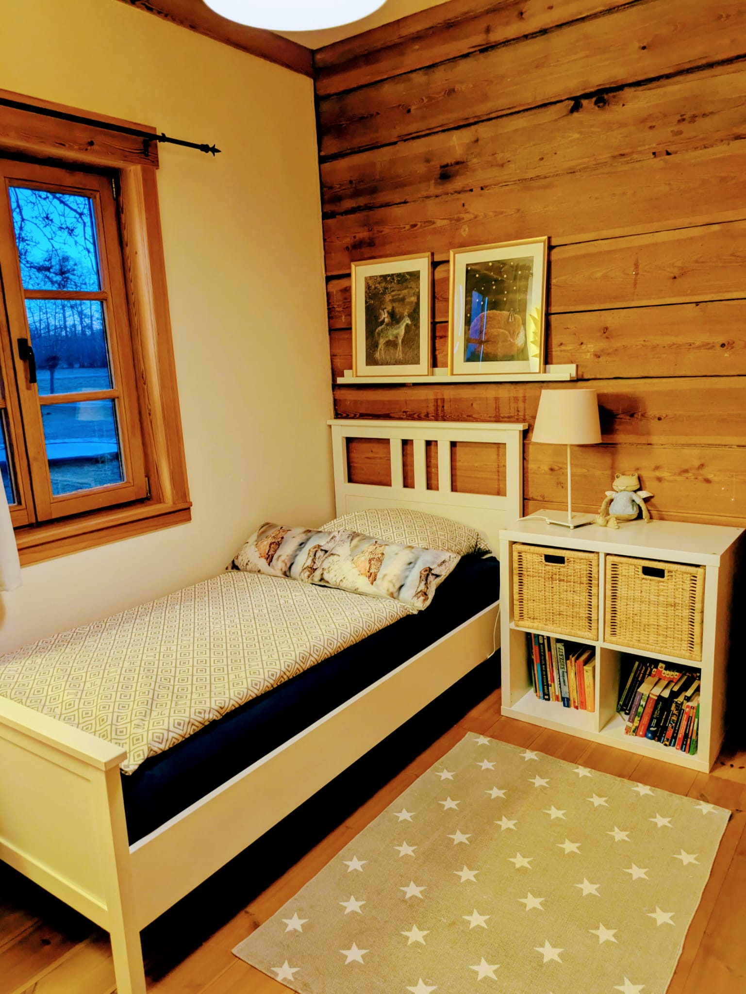 Kinderzimmer 1 in der unteren Etage mit großem Einzelbett IMG-20260308-WA0037.jpg