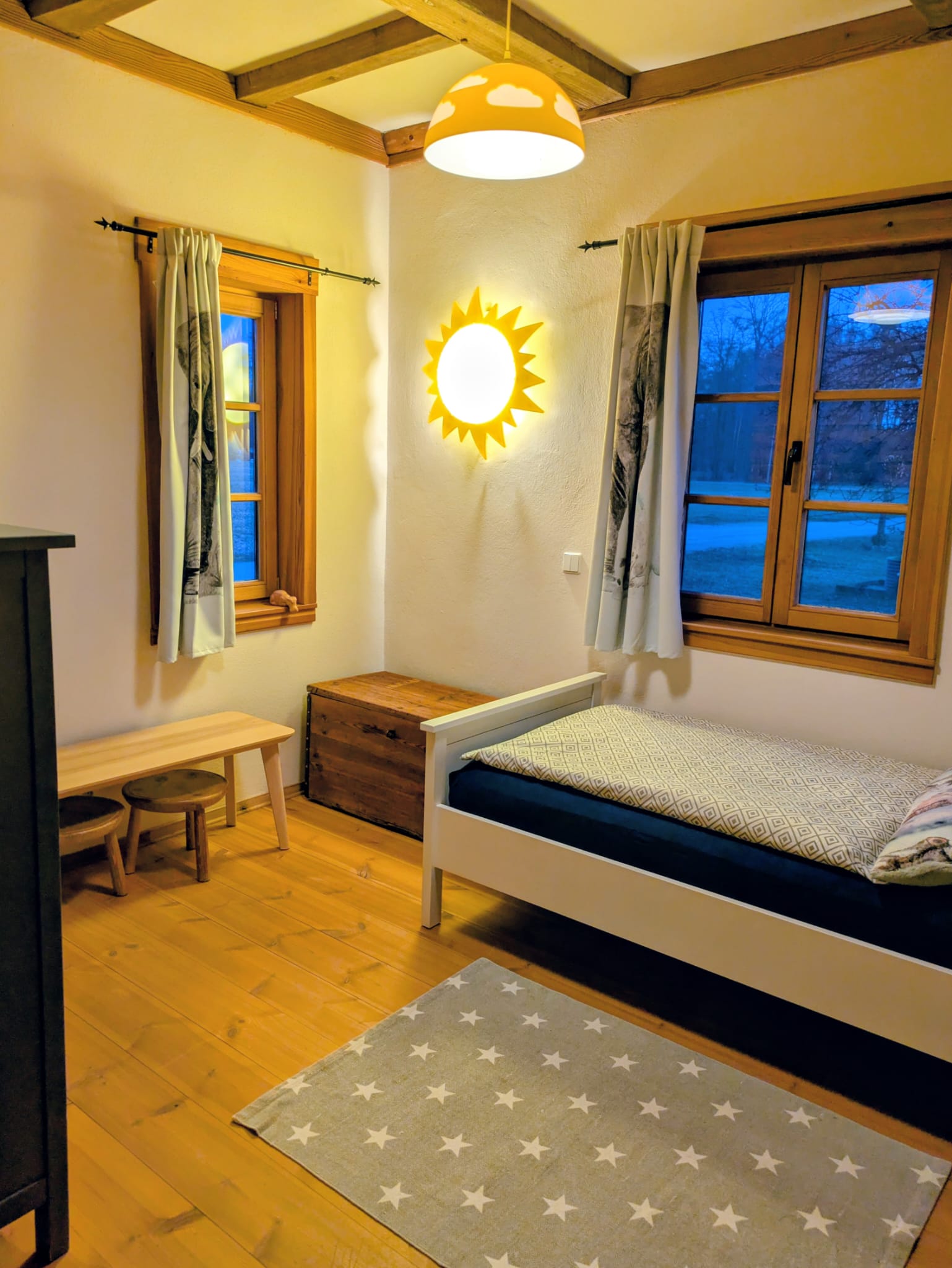 Kinderzimmer 1 in der unteren Etage mit großem Einzelbett IMG-20260308-WA0038.jpg
