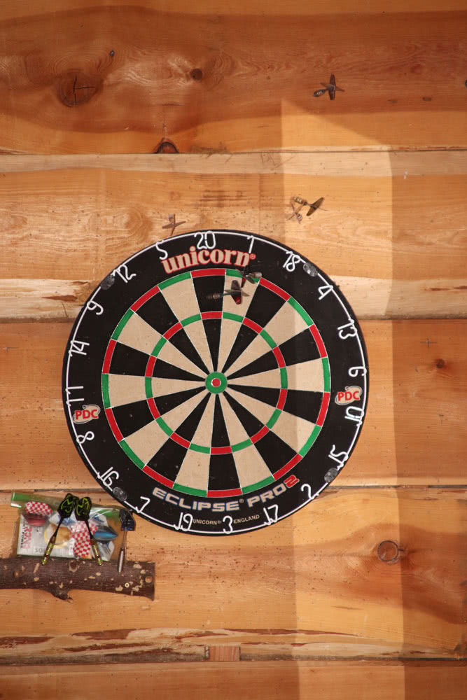 Eine Dartsscheibe mit Pfeilen lädt zum Match bei schlechtem Wetter ein. Flur-2.jpg